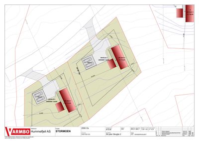 Situasjonsplan som viser tomtens form, konturer (konturlinjer), plassering av bygninger (Skoglia 2 og Skoglia 4) i forhold til hverandre og tomtegrensene.