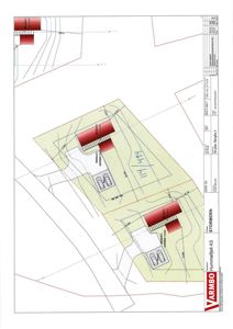 Situasjonsplan som viser tomtens form, grenser, plassering av bygninger (hus og garasje), veier og terrengforhold.