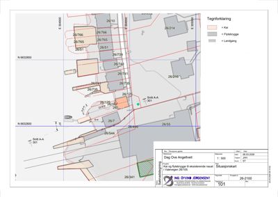 Situasjonskart som viser tomt, eksisterende bygninger, planlagt flytebrygge og kai med dimensjoner og retninger.