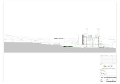 Snittegning som viser bygningens tverrsnitt, høyder og forhold til terrenget.