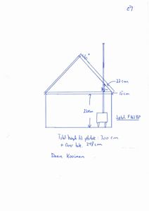 Håndtegnet oppriss (fasade) av en bygning med mål på takhøyde, takoverheng og total høyde.