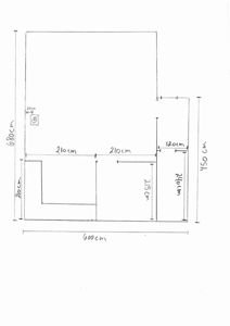 Håndtegnet etasjeplan med mål for rom og vegger.