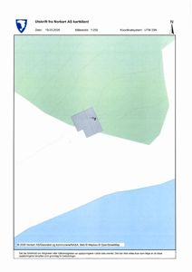 Situasjonsplan (tomtekart) som viser en bygning plassert på en tomt med omgivende terreng og vann.