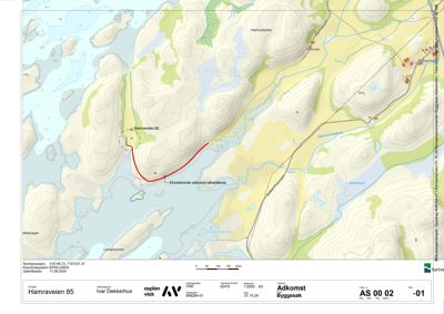 Situasjonsplan som viser topografi, vannveier, eksisterende adkomstvei og planlagt adkomstvei til Hamraveien 85.
