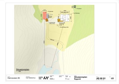 Situasjonsplan som viser tomtens beliggenhet, topografi, eksisterende og planlagte bygninger, samt tilknytning til vei og vann.