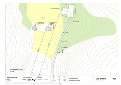 Situasjonsplan som viser tomtens form, konturer, eksisterende og planlagt bebyggelse (fritidsbolig, uthus, parkering) samt tilknyttede veier og stier.