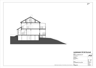 Snittegning som viser tverrsnittet av en bolig med inngang, trapper og etasjer.
