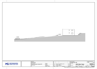 Snittegning som viser bygningens høydeprofil i forhold til terreng, med angitte høyder (+140.00 og +143.61) og en innkjørsel.