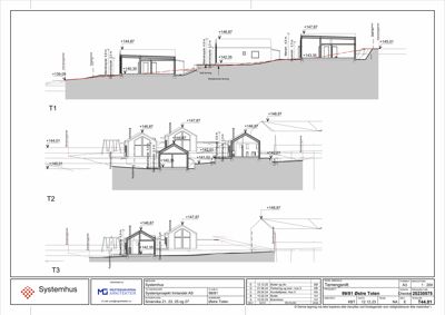 Snittegning som viser tverrsnitt gjennom tre ulike hus (T1, T2, T3) med høydemål og terrengforhold.