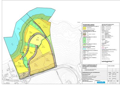 Situasjonsplan som viser etasjeforhold, arealbruk og bebyggelse på en tomt med omgivende infrastruktur.