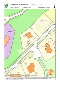 Situasjonsplan som viser tomtens grenser, naboeiendommer og bygningsplassering med tilhørende eiendomsnummer.