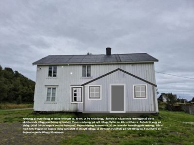 Fotografi av en eksisterende hvit bygning med en tegnet overlay som viser en planlagt tilbygg. Bildet inneholder også tekstbeskrivelse av endringene.