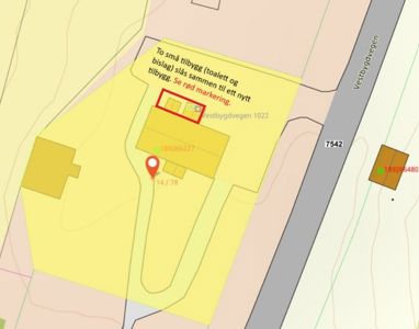 Situasjonsplan som viser tomt, bygninger, vei (Vestbygdvegen) og en markering for en planlagt endring av tilbygg.