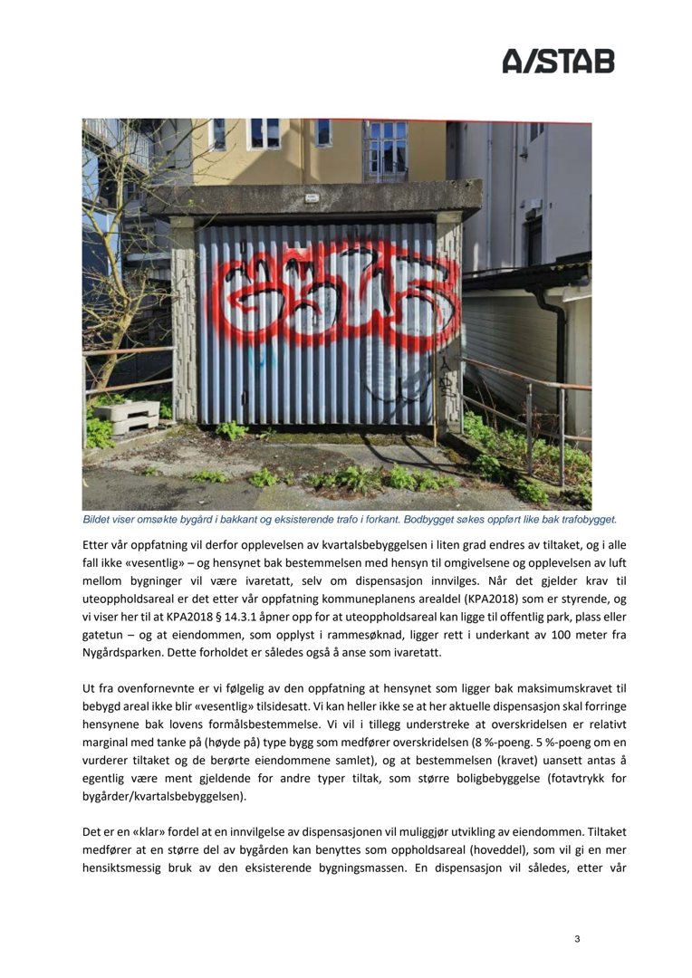 Fotografi av en omskilt bygård med graffiti, bakkant og eksisterende trafo i forkant.