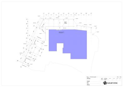 Etasjeplan eller situasjonsplan som viser romfordeling, vegger og dimensjoner for en bygning.