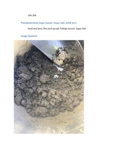 Fotografi av en jordprøve i en beholder, med tekstbeskrivelse over.