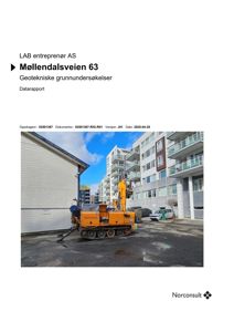 Fotografi av en gult boreanlegg (Norconsult) på en byggeplass ved Møllendalsveien 63, med moderne boligblokk i bakgrunnen.