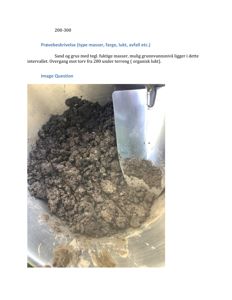 Fotografi av en jordprøve i en boks, med en metallisk skrape eller spatel. Teksten overfor beskriver prøven som 'Sand og grus med tegn. fuktige masser' og nevner 'mulig grunnvannsnivå'.