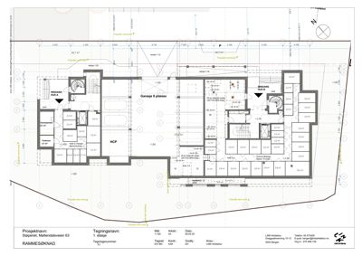 Etasjeplan (1. etasje) med romfordeling, mål, fasader og innganger.