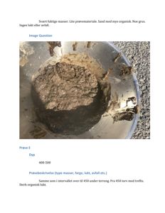 Fotografi av en prøve med svært fuktige masser i en beholder, tatt under en byggeundersøkelse.