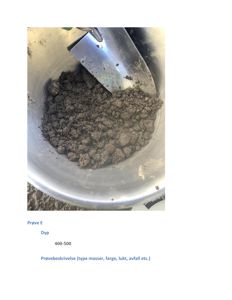 Fotografi av en jordprøve i en metallbøtte med en spade, med tekst under om prøvenummer og dyp.