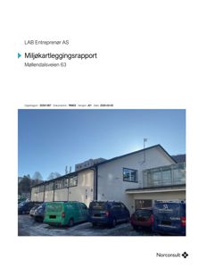 Fotografi av en hvit bygning med parkerte biler foran, tatt fra et lavt vinkel.