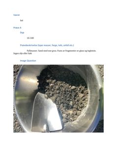 Fotografi av en prøve med fyllmasse (sand, grus, glass, teglstein) i en metallbøtte.