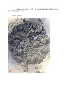 Fotografi av en prøve med fuktig jord og grus i en beholder.