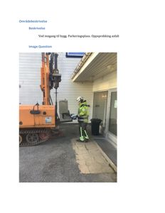 Fotografi av en bygge- eller vedlikeholdsarbeidsplass ved inngang til et bygg, der en operatør står ved en maskin som sprekker asfalt.