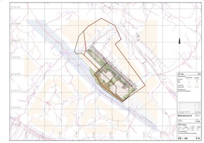 Situasjonsplan som viser tomtens grenser, bygningers plassering, vegnett og topografi med koordinater.