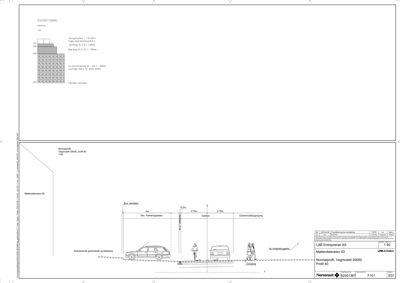 En teknisk tegning som viser et snitt gjennom en vei eller gangvei, med oppgitt høyder, overgangshøyder og bilparkering.