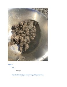 Fotografi av en jordprøve i en metallbøtte, med tekstfelt under som beskriver prøven (Prøve D, Dyp 300-400).