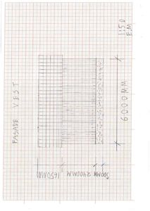 En håndtegnet fasadetegning (vest) med mål og skraveringer som viser konstruksjonen.