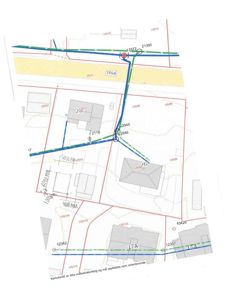 Situasjonsplan som viser tomtene, bygninger, veier og en markert rute (blå/green) med målepunkter.