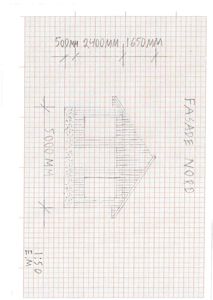 En håndtegnet fasadetegning (FASADE NORD) med mål og detaljer for tak og vegger.