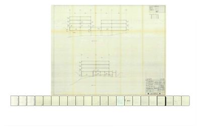 Snittegning som viser tverrsnitt gjennom en bygning med veggtykkelse, vinduer og grunnforhold.