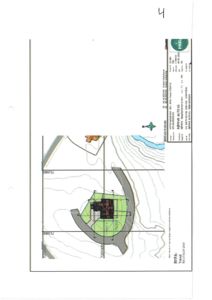 Situasjonsplan som viser bygningens plassering på tomten i forhold til nabolag og terrengforhold.