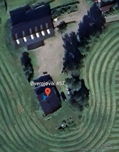 Satellittbilde (flyfoto) av eiendom med adresse Øvergjøvik 457, inkludert skala og adresseoppmerking.