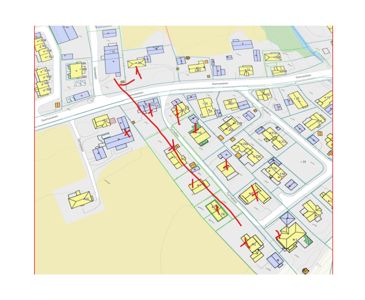 Situasjonsplan som viser tomtegrenser, bygninger, veier (Sæmøveien, Kålsbøveien, Løveveien) og eiendomsnummer. Bildet inneholder også røde markeringer som antyder en planlagt eller foreslått endring i tomtene.