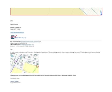 Et kart som viser et område med bygninger, veier og grøntområder, inkludert en markert tomt.