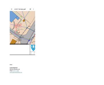 Situasjonsplan eller kart med bygningsplassering, vegnett og høydemål (konturlinjer).