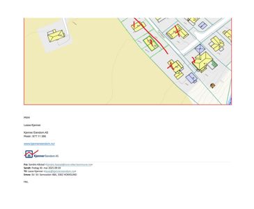 Situasjonsplan som viser tomt, vei og nabohus med overlagte røde markeringer.