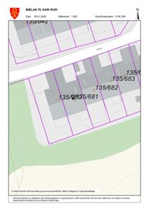 Kart over eiendom og nabolag med tomtegrenser, bygninger og vegnett.