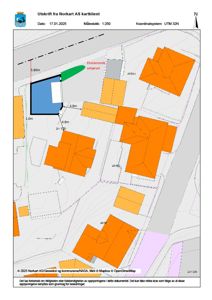 Situasjonsplan som viser tomt, nabohus og en planlagt bygning (blå farge) med avstandsmålinger.