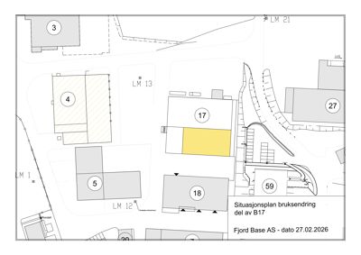 Situasjonsplan som viser tomtens beliggenhet, nabobebyggelse (merket med tall) og arealer (LM 1, 12, 13, 21).
