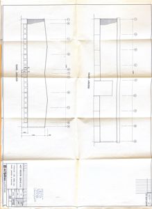 Fasadetegning som viser oppriss av bygningens yttervegger med vinduer og mål.