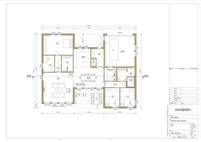 Etasjeplan (Plan 1) som viser romfordeling, dimensjoner og funksjoner for et hus.
