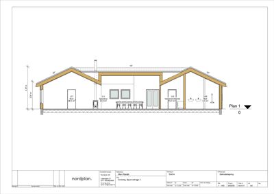 Snittegning som viser tverrsnittet av bygningen, inkludert takhøyde, romfordeling og konstruksjon.