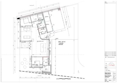 Etasjeplan (1. etasje) som viser romfordeling, dimensjoner og plassering av utendørsarealer.
