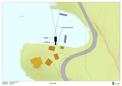 Situasjonsplan som viser tomtens beliggenhet ved Apodølvika, med omgivende terreng, vei, eksisterende bygninger, og planlagt brygge og landgang.